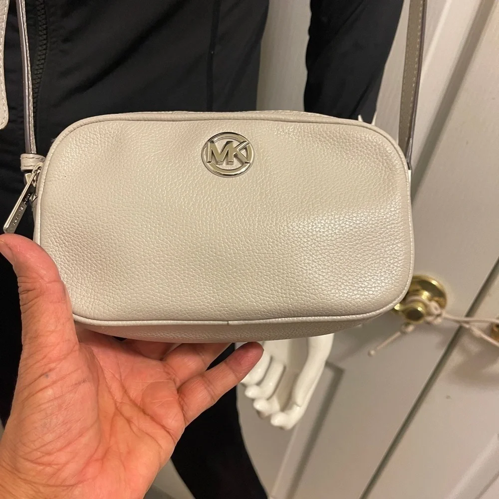 MICHAEL KORS Fulton Small Light Grey Leather Crossbody Camera Bag Feminine